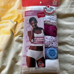 6 LOW RISE BRIEFS, 100% COTTON 6 COLOURS, SIZE 3X, HANES, IN ORIGINAL BAG, SEALE
